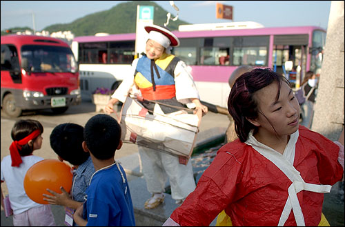 춘천역 앞에서부터 도깨비 난장은 시작 되고 있었다. 